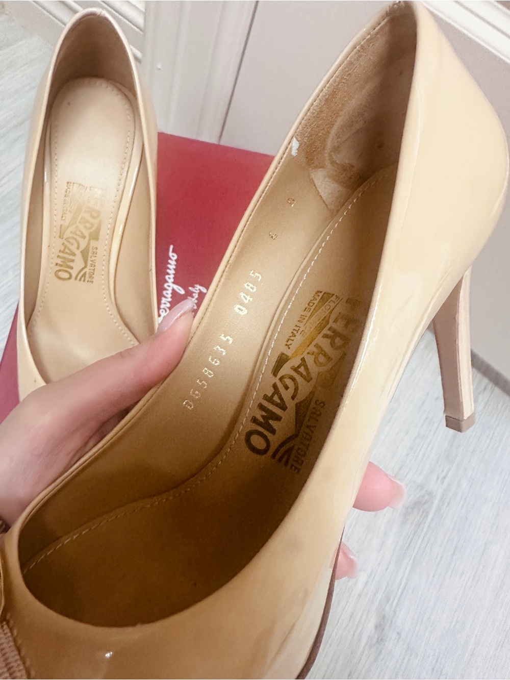 Salvatore Ferragamo Beige Patent Leather Vara Bow Pumps - Picture 3 of 7